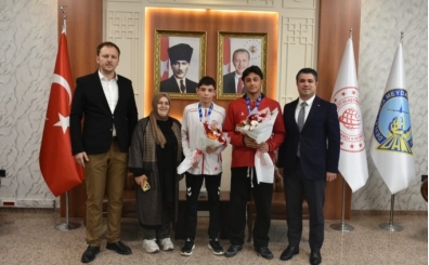 Erzurumlu güreşçilere coşkulu karşılama!