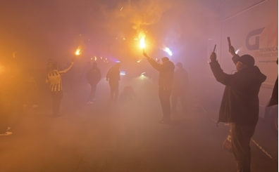 Fenerbahçeli taraftarlardan Avrupa dönüşü coşkulu destek
