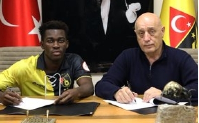 İstanbulspor'dan genç oyuncuya imza!